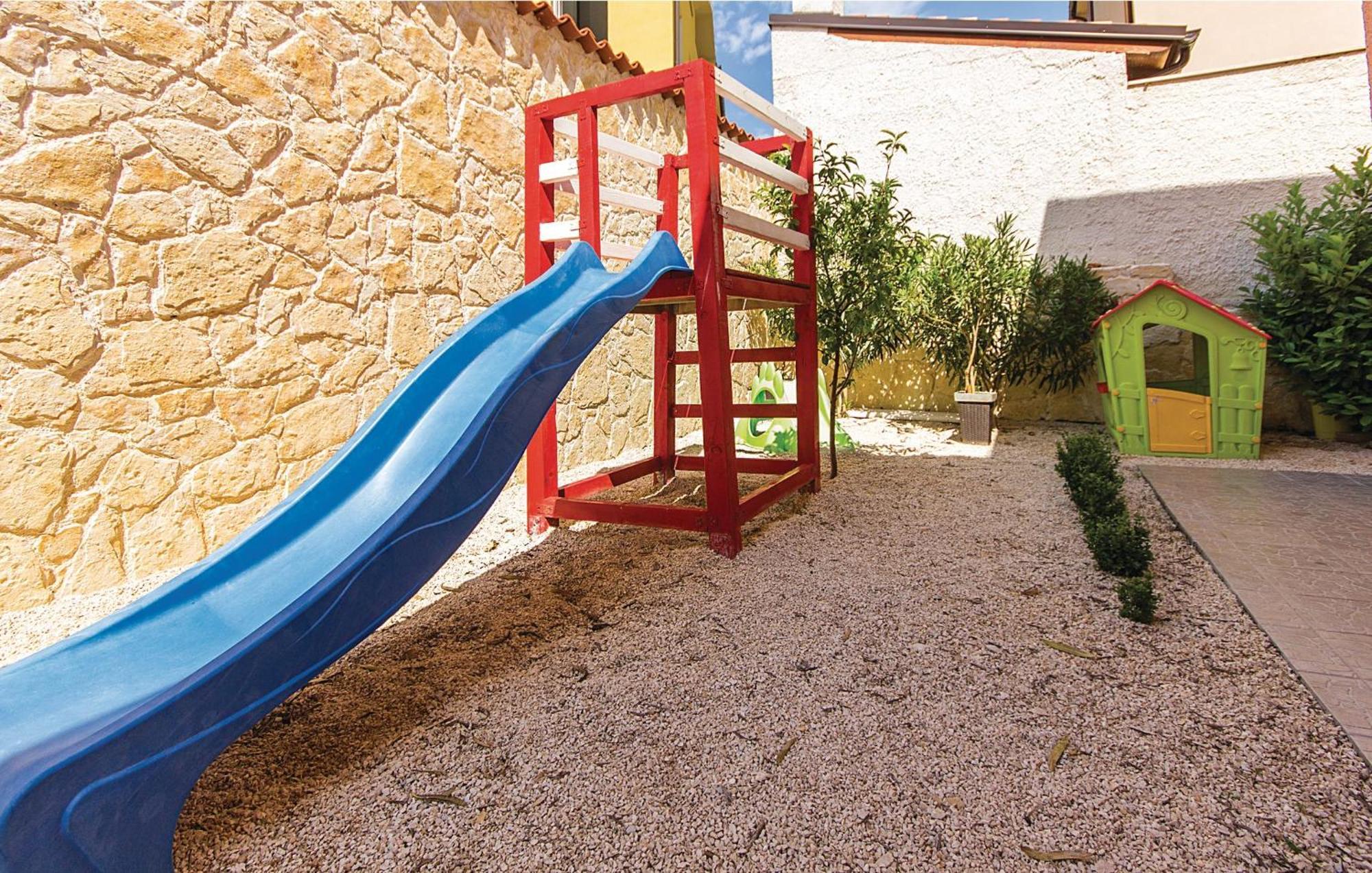 7 Bedroom Stunning Home In Ližnjan Exterior foto